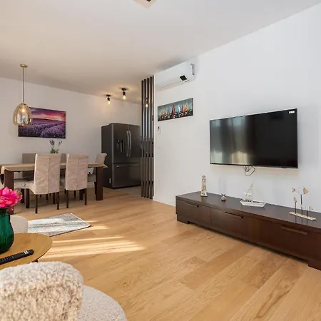 2 Bedroom Gorgeous In 자다르